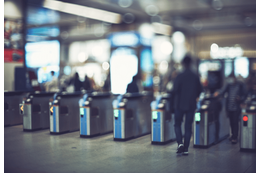 駅に溢れる中学生たち。「修学旅行かな？」と思ったら…次の瞬間！？“駅員の粋な計らい”に「ファンになりそう」「気分が上がる」 画像