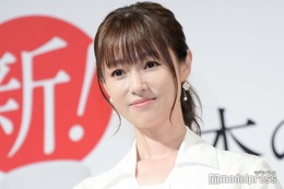 深田恭子、1年ぶりインスタ更新 胸元ザックリドレスの近影公開 画像