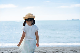 【海で】母「足だけで入ってね」娘「はーい！！」…次の瞬間、娘の”とんでもない行動”に「返事の意味は何だったのか」 画像