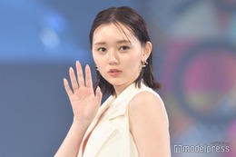 江野沢愛美、ディズニーで美脚全開 ミニスカ姿に「まるで姫」の声 画像