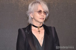 HYDE、オーストリアの宮殿前で撮影「妖艶な絵画のよう」「美しい物語が始まりそう」と反響 画像