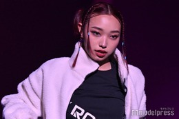 「日プ女子」出身・佐々木つくし「TGC teen」登場で圧巻ダンス 赤髪振り乱す 画像