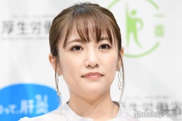 高橋みなみ、ミニ丈衣装で美脚輝く AKB48劇場サプライズ出演オフショットに「変わらず美しい」「エモい」と反響 画像