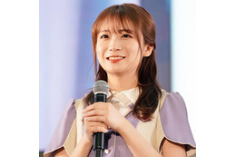 秋元真夏、笑顔の“80年代アイドル風”SHOTに反響「大正解すぎ」「めっちゃ可愛い」 画像