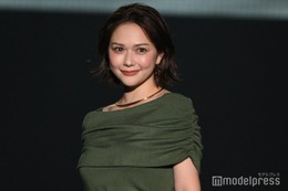 村重杏奈、“実家暮らしなら母に怒られそう”肌見せ全開コーデが話題「大胆すぎる」「さすがの着こなし」 画像