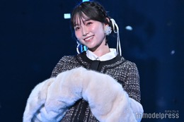 櫻坂46守屋麗奈、ファージャケットで冬気分 モノトーン合わせがガーリー【TGC 2024 A／W】 画像