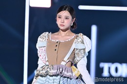 再始動話題の小林由依、櫻坂46卒業後初ランウェイでほっそりウエストちらり【TGC 2024 A／W】 画像