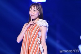 須田亜香里、ノースリーブワンピでヘルシー肌見せ ウインクで悩殺【TGC 2024 A／W】 画像