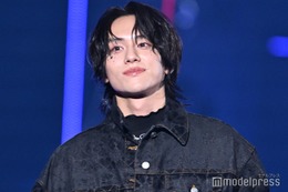 山下幸輝、キス顔に視線集中 目元に大粒ラメ輝かせる【TGC 2024 A／W】 画像