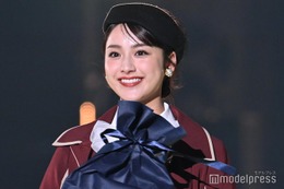 平祐奈、リボンブラウス×秋っぽレッドがお似合い フレンチ・オータムスタイル【TGC 2024 A／W】 画像