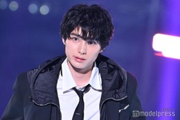 「虎に翼」出演が話題・本田響矢、ジャケット×細身デニムで降臨 歓声上がる【TGC 2024 A／W】 画像