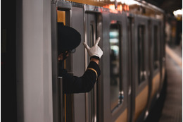 電車が大好きな息子。終着駅で下車したら…→駅員の予想外の対応に「疲れが吹き飛んだ」「見てくれている人はいる」 画像