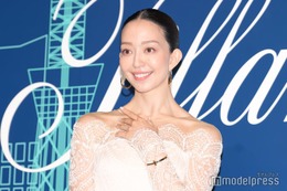 松島花、ハワイで夫とハグ ウエディングフォトに「憧れの結婚式」「映画のワンシーンみたい」と反響 画像