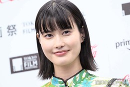 橋本愛、超ミニ丈で美ウエスト大胆披露 へそ出しルックに「腹筋すごい」「美の化身」と絶賛の声