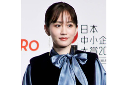 「見惚れてしまう」前田敦子、美デコルテ披露のキャミワンピースSHOTに反響「本当スタイルいい」