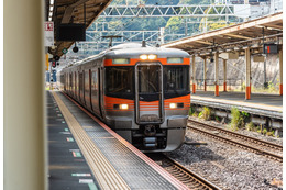 電車の前で並ぶ日本人。外国人に驚かれた”駅での日本人の行動”に「ビックリ」「いいルール」 画像