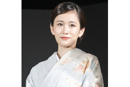 前田敦子、上品な魅力が漂う衣装SHOTに「いつまでも変わらず綺麗」「スタイルが良過ぎる…！！」