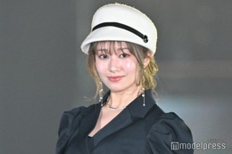 桜井玲香、ミニ丈ワンピから美脚ちらり シックなモノトーンコーデで登場【GirlsAward 2024AW】 画像