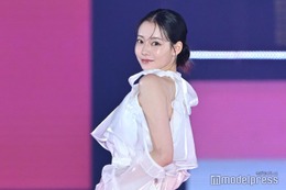 なごみ、肩出しドレスで美デコルテ披露 つや肌際立つ【GirlsAward 2024AW】 画像