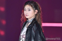 ゆうちゃみ、変形Tシャツからウエストチラリ【GirlsAward 2024AW】 画像