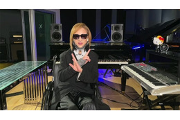 YOSHIKI、3度目の頸椎手術後初の生放送に車椅子で登場 ファンミ中に体調急変で途中退席 画像