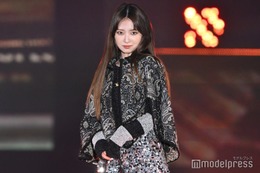 新ガールズグループMADEIN・MiU「ガルアワ」初ランウェイ ミニ丈で美脚スラリ【GirlsAward 2024AW】 画像