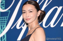 長谷川京子、透けストッキングの美脚披露「大人のミニコーデ素敵」と反響 画像