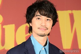 斎藤工、スクランブル交差点で1人路上ライブ NSC時代は「結構地獄でした」 画像