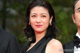 瀧内公美、美背中披露の黒ドレス 浅野忠信と色気放つ【第37回東京国際映画祭】 画像