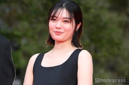 吉田美月喜、美背中オープンドレス姿に視線集中【第37回東京国際映画祭】 画像