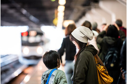 駅で、ぐずる子ども。なぜか駅員が近づいてきて…私「何事？」まさかの神対応に『驚き』『知らなかった』 画像