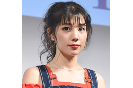 朝ドラ『おむすび』仲里依紗、金髪“カリスマ”ギャル姿に反響「違和感なさすぎ」「かっこいい」