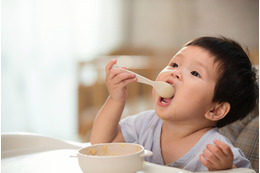 スプーンの練習中の1歳の息子「自分で食べたい！」すると、嫌な予感的中な状況とは一体！？ 画像