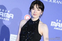 永野芽郁「MAMA」レッドカーペットにサプライズ登場 美背中際立つブラックドレス姿【2024 MAMA AWARDS DAY2】 画像