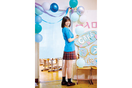 乃木坂46冨里奈央、ミニスカート×Tシャツ姿であどけない表情 18歳最初の「週プレ」撮り下ろし 画像