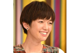 佐藤栞里、“壁のF4”芸人らとのピースSHOTに反響「仲良い」「笑顔めちゃめちゃ可愛い」 画像