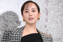 比嘉愛未、美デコルテちら見せ大人コーデ 2024年やり残したこと明かす【ボッテガ・ヴェネタ 麻布台ヒルズ オープニングイベント】 画像