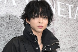 鈴木仁、ウェーブヘアで雰囲気ガラリ オールブラックでクールな着こなし【ボッテガ・ヴェネタ 麻布台ヒルズ オープニングイベント】 画像