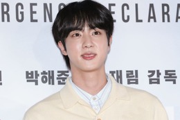 BTSジン、誕生日に幼少期写真公開 WWH思わせる姿にファン歓喜 画像