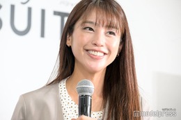 岡副麻希、水着姿公開 娘とプール満喫「スタイル抜群」「楽しそう」 画像