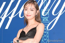 内田理央、美脚際立つミニスカート姿披露「スタイル憧れ」「私服可愛い」の声 画像