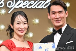 槙野智章＆高梨臨、夫婦揃ってイベント登場 プレゼント巡り不満告白？「ずっと言っていたんですけど」 画像