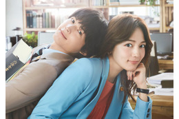 SixTONES松村北斗、川口春奈の背中に寄りかかる 新土ドラ10「アンサンブル」ポスタービジュアル解禁 画像