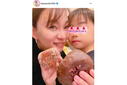 保田圭、6歳息子とドーナツを持ってパシャリ！顔寄せSHOTに「親子すごい仲良し」「めっちゃ可愛い」 画像