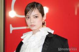 平手友梨奈、ミニ丈ボトムスからスラリ美脚輝く「見惚れちゃう」「スタイル抜群」との声 画像