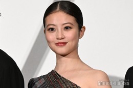 今田美桜「頭にネクタイ」ショットが話題「酒豪役面白い」「可愛すぎる」 画像