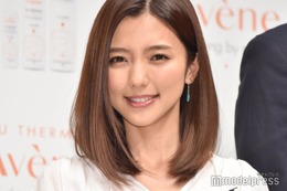 真野恵里菜、夫・柴崎岳選手＆第1子とのクリスマスショット公開「可愛いが溢れてる」「素敵」と反響