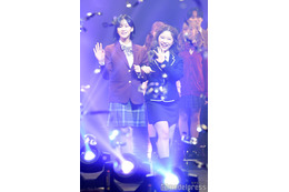 金子みゆ＆中島結音、トップバッターで「学生ランウェイ」開幕 頭寄せ合い密着 画像