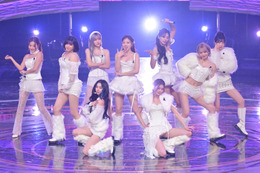 【紅白本番】TWICE、ミニ丈衣装で圧巻スタイル披露「Feel Special」冒頭アカペラ歌唱・9人完全体パフォーマンス 画像