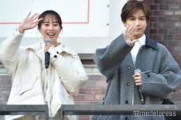 比嘉愛未＆三代目JSB岩田剛典、新宿降臨 400人以上のファンへ気遣い光る【フォレスト】 画像